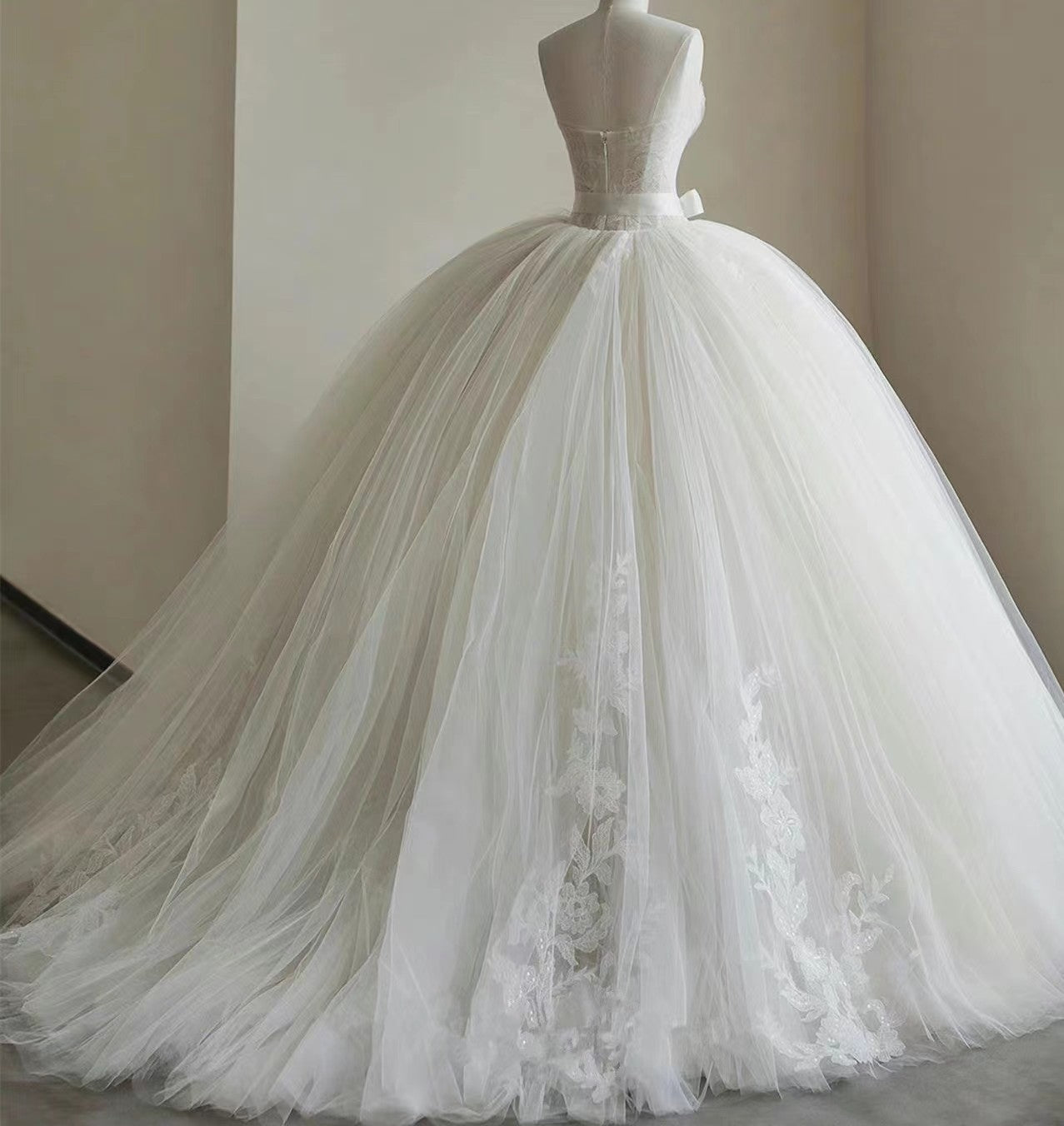 Women Tulle Appliques Wedding Dresses Long Strapless Bridal Gowns YWD058